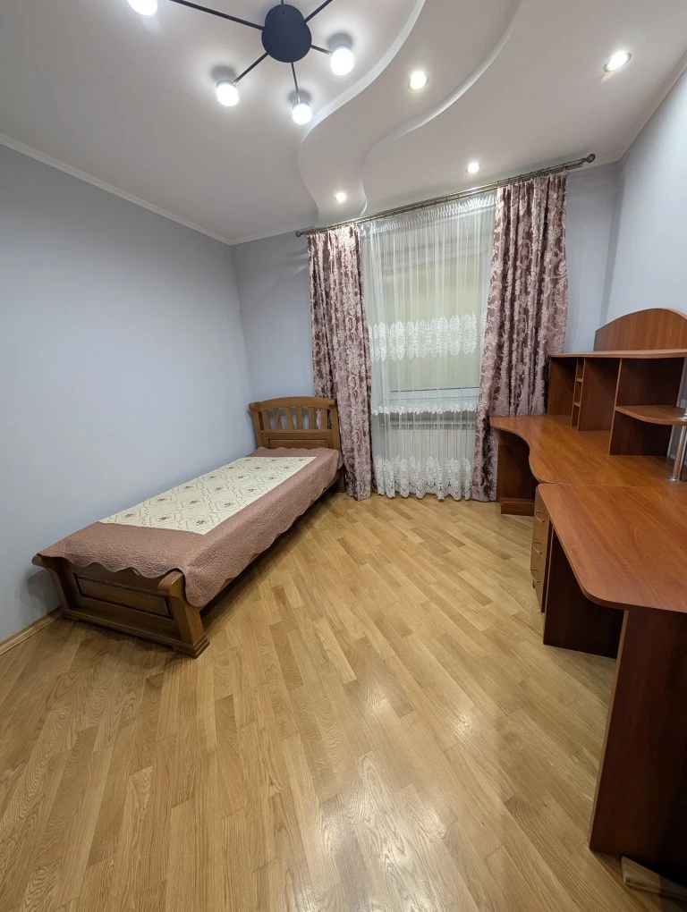 Sale of a large apartment near the square