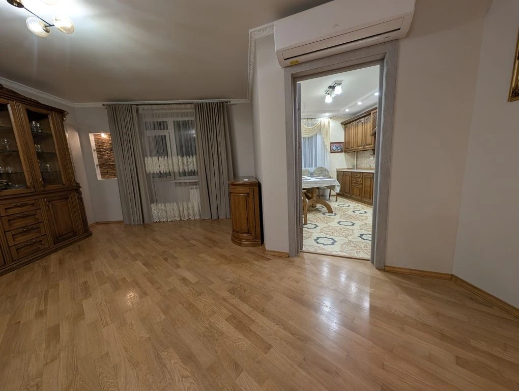 Sale of a large apartment near the square