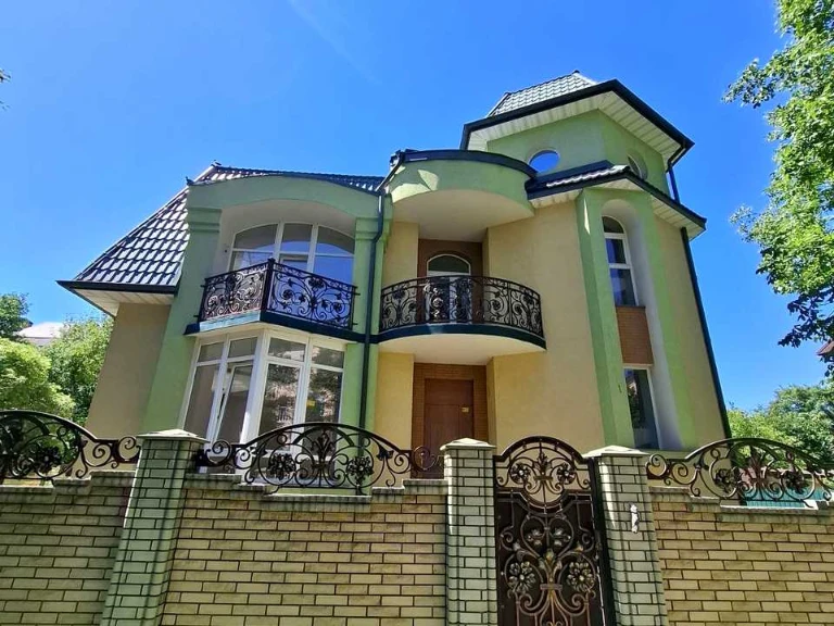 Дом. Ивано-Франкивск, улица Матейки