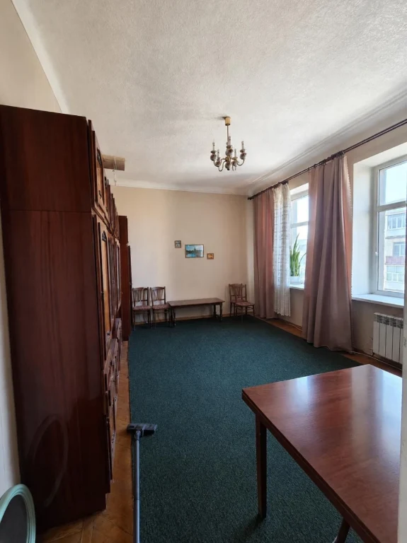 For sale 3-room apartment near the Southern Railway Station, Yevh St.