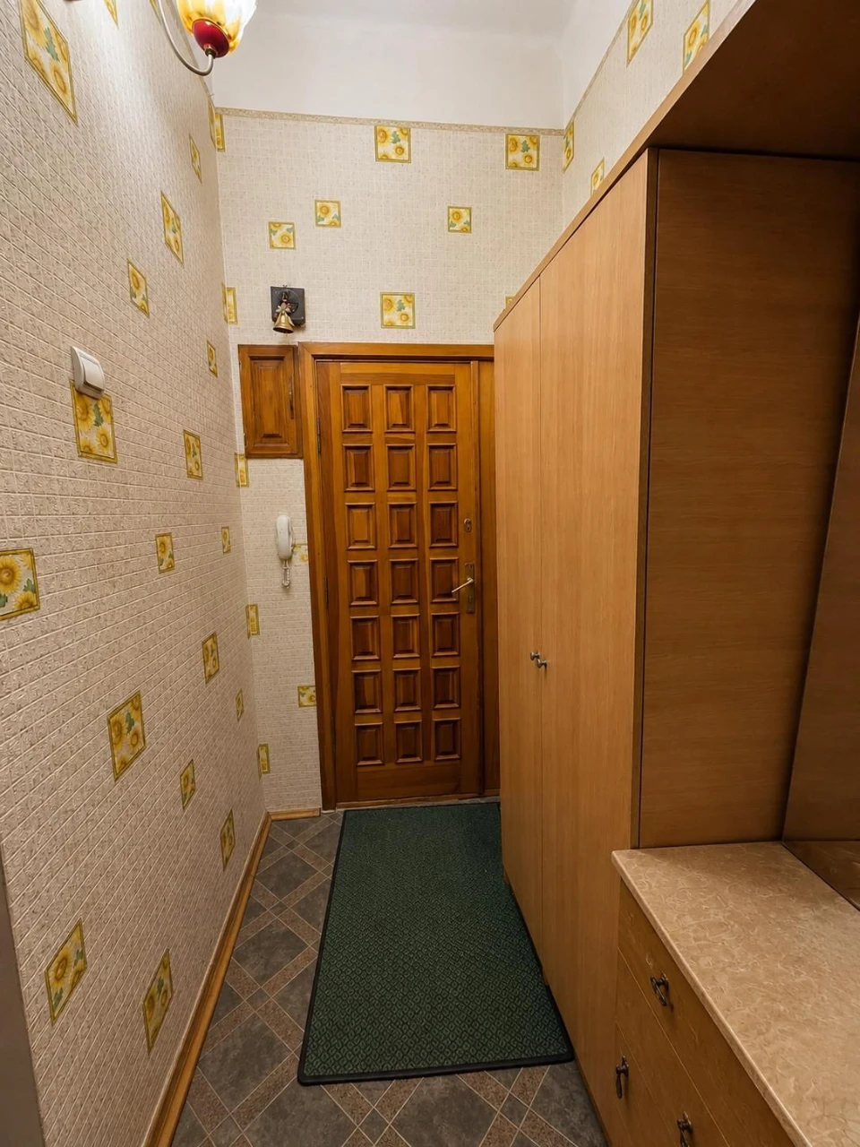 For sale 3-room apartment near the Southern Railway Station, Yevh St.