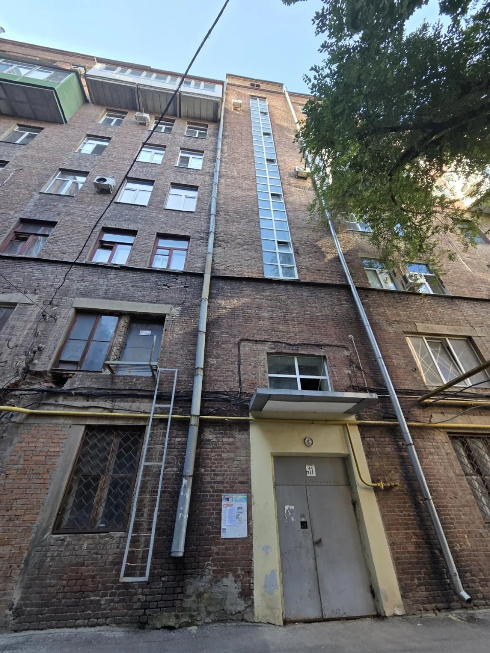 For sale 3-room apartment near the Southern Railway Station, Yevh St.