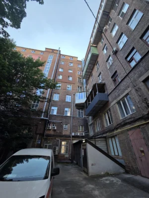 For sale 3-room apartment near the Southern Railway Station, Yevh St.