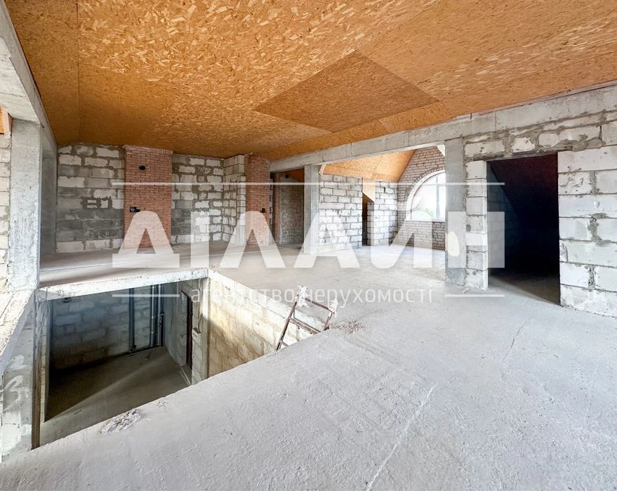 Great option! 240 m2 at an adequate price in the Renaissance residential complex