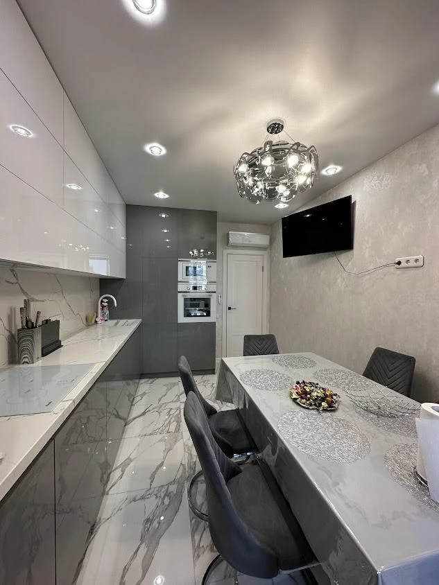 Продам квартиру з ремонтом, 98 кв.м, в ЖК Дмитрівський (2-69