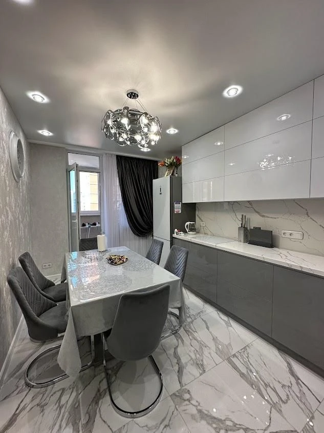 Продам квартиру з ремонтом, 98 кв.м, в ЖК Дмитрівський (2-69