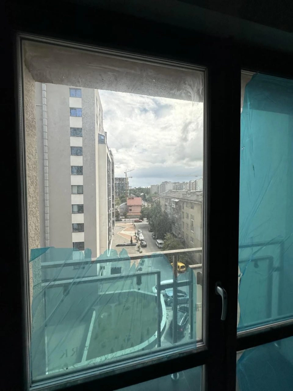 Новостройка рядом с городским озером