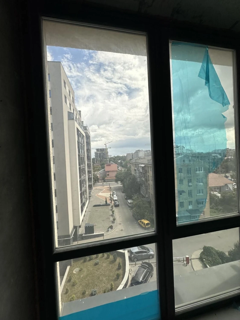 Новостройка рядом с городским озером