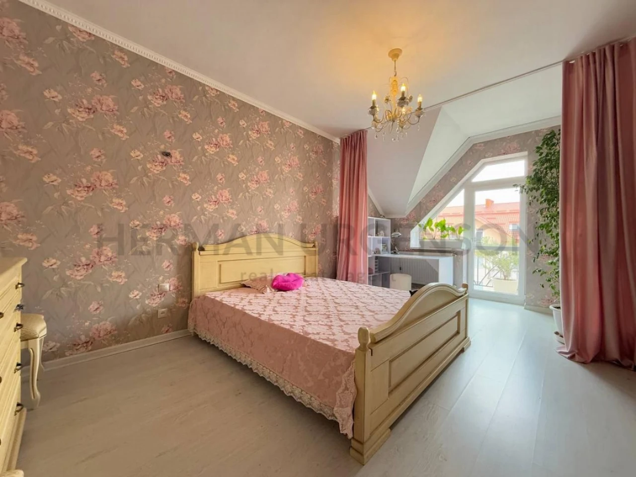 Продаж 3к квартири 100 м.кв / вул. О.Хiри, Боздош