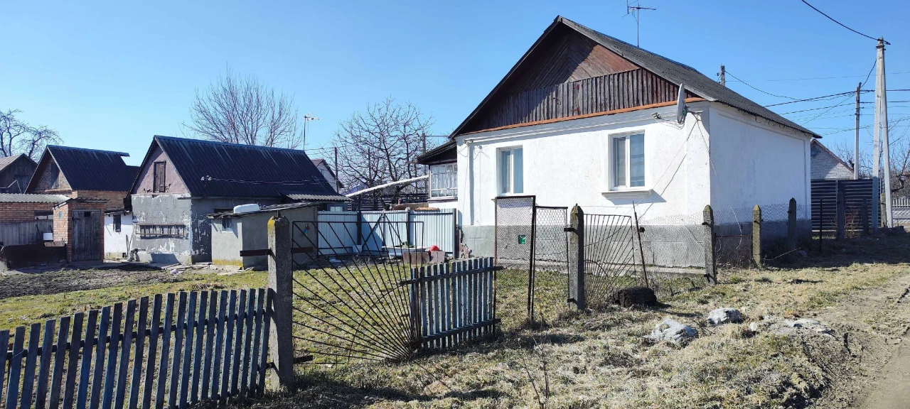 For Sale: Single-Story Brick House with Land