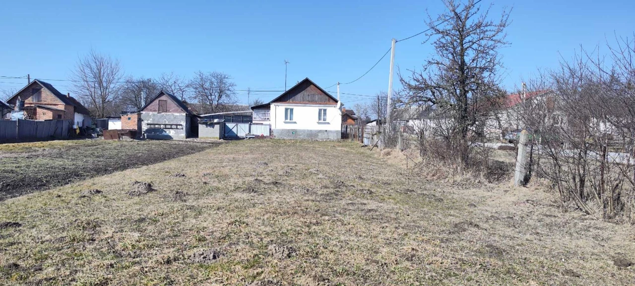 For Sale: Single-Story Brick House with Land
