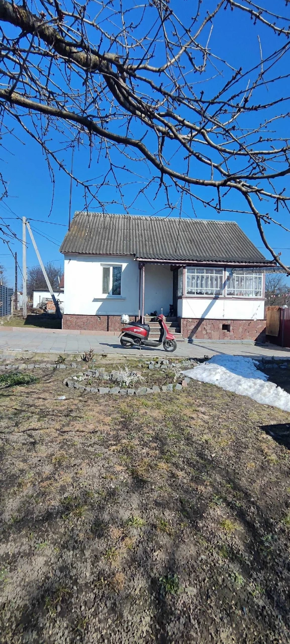 For Sale: Single-Story Brick House with Land