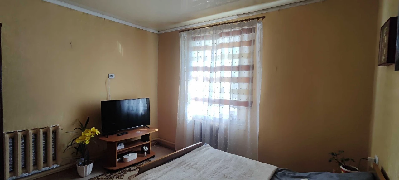 For Sale: Single-Story Brick House with Land