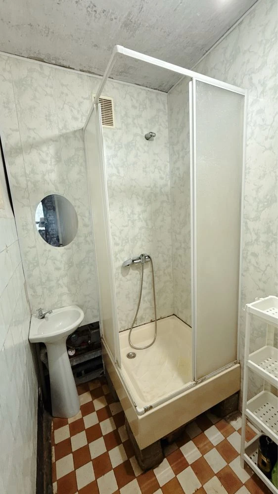 Apartment, 3 bedrooms, located on Zup. Doslidna