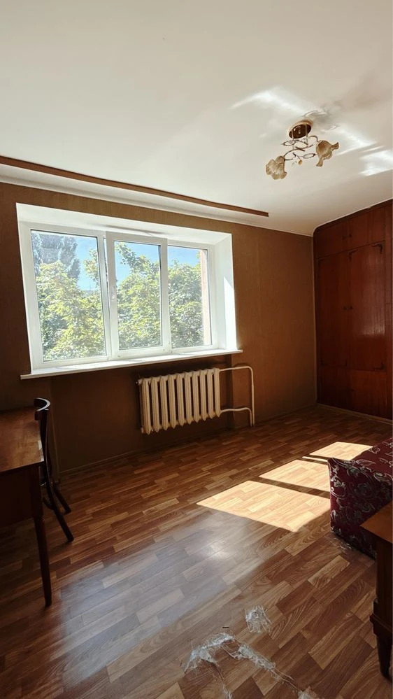 Apartment, 3 bedrooms, located on Zup. Doslidna