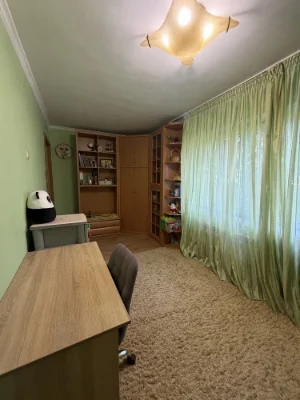 2 окремі кімнати. Друга дінія Проспекта. 3й поверх.