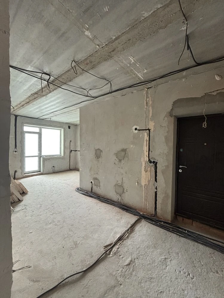 Продається велика 3-кім квартира в зданій та обжитій новобуд