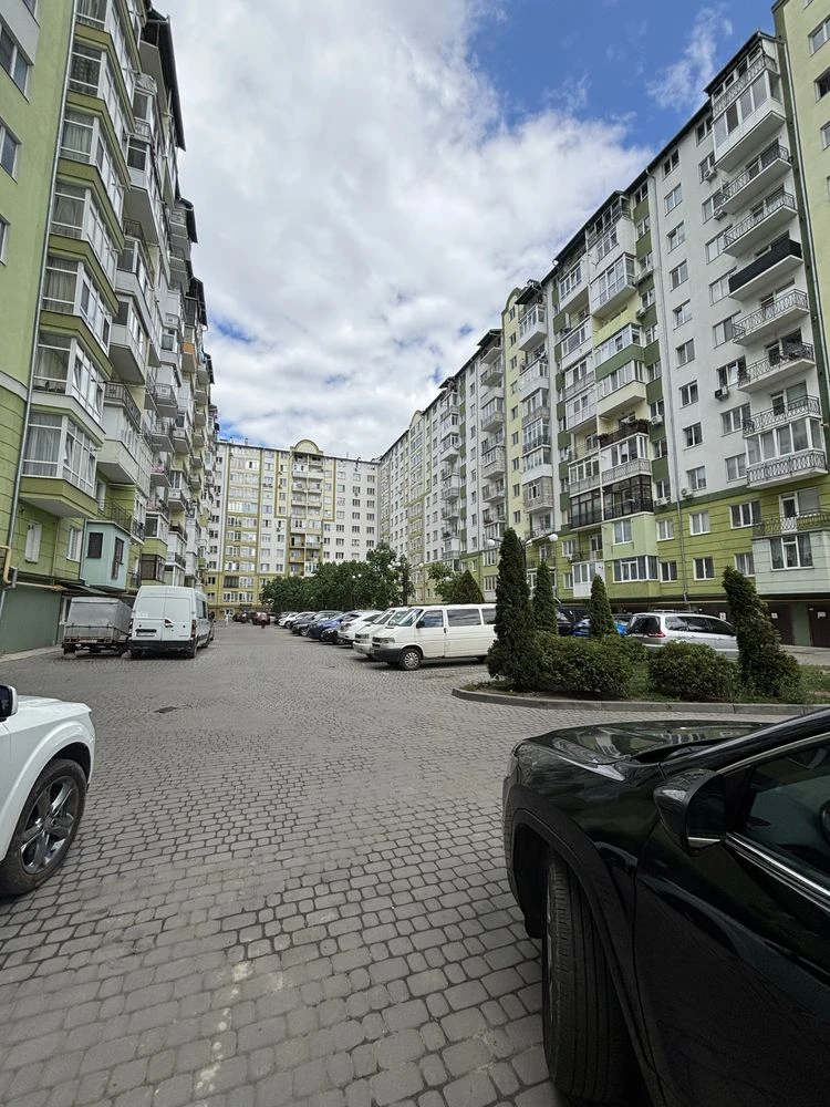 Продається велика 3-кім квартира в зданій та обжитій новобуд