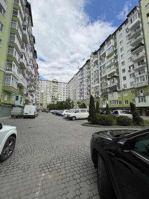 Продається велика 3-кім квартира в зданій та обжитій новобуд