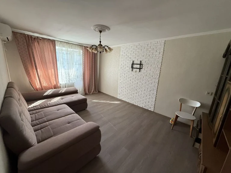 Three-bedroom apartment at 11 Pozdovzhna/G.Sveridova. 4/5