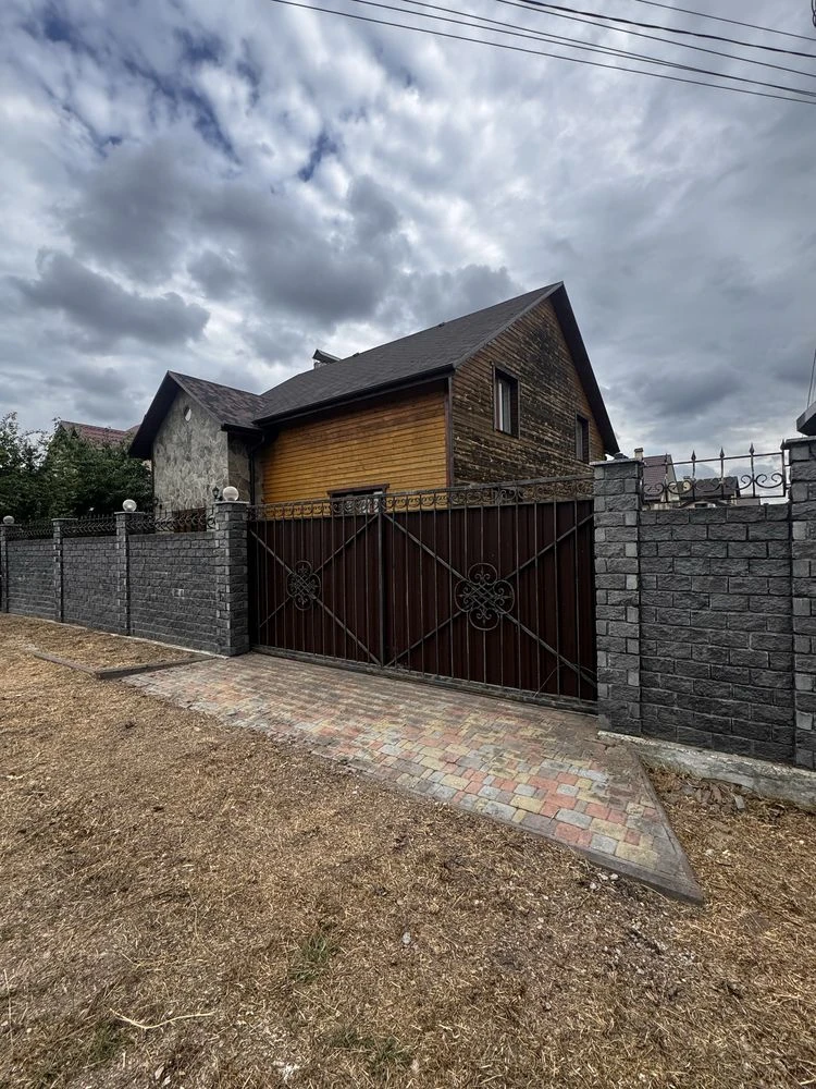 Продаю просторий двоповерховий будинок у місті