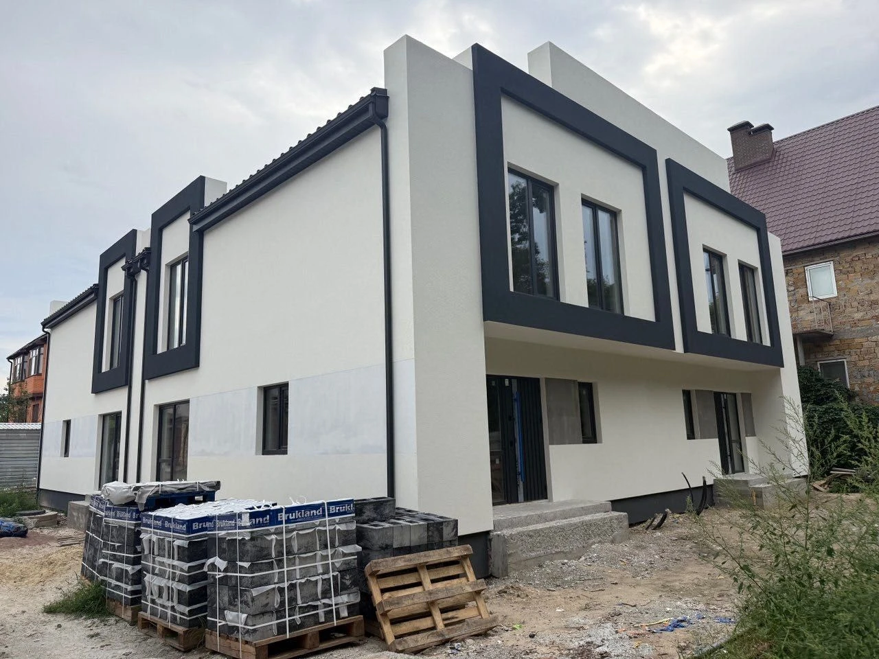 Продаж сучасного танхаусу біля лісу м. Київ вул. 4-та Синьоо