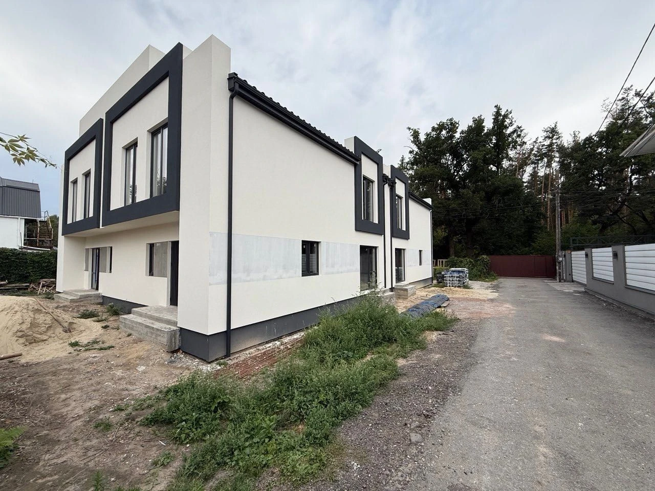Продаж сучасного танхаусу біля лісу м. Київ вул. 4-та Синьоо