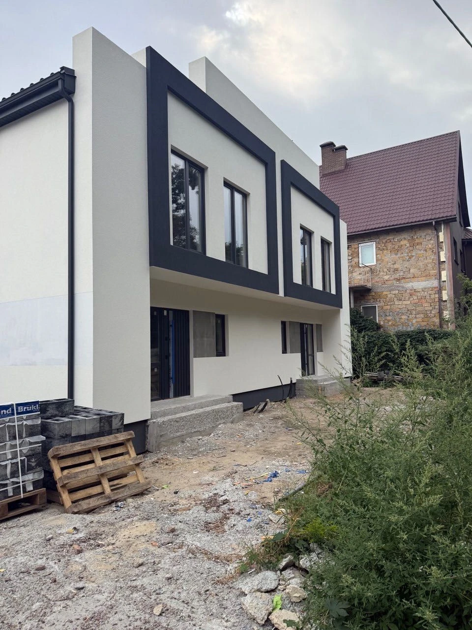 Продаж сучасного танхаусу біля лісу м. Київ вул. 4-та Синьоо