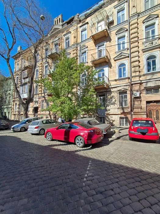 Продам 4-х комнатную квартиру в Центре города