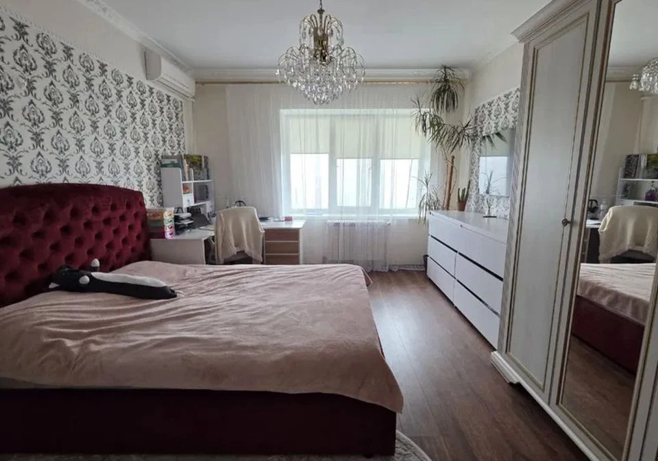 Продам 3 к. квартиру-пентхаус, ул. Армейская,  парк Победы