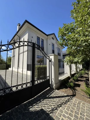 A new modern renovated house in Sauvignon.