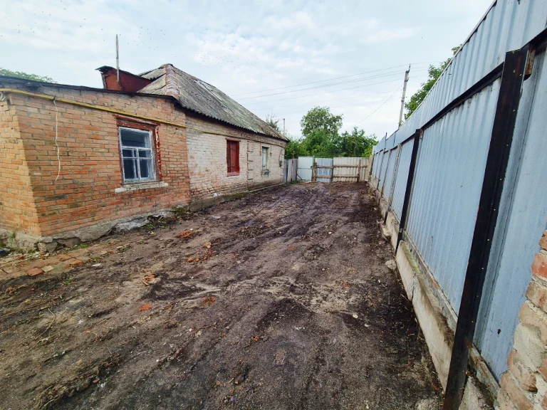 Пів-Будинку.Вул.Ушакова.Окремий двір!.