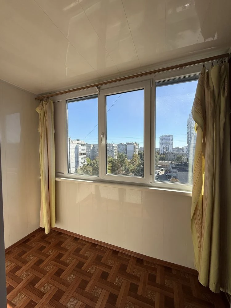 Buy a beautiful and bright apartment in the central district on street.