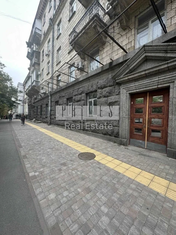 Продаж квартири 1 поверх комерція фасад офіс  вулиця Чикален
