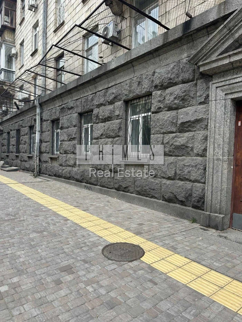Продаж квартири 1 поверх комерція фасад офіс  вулиця Чикален