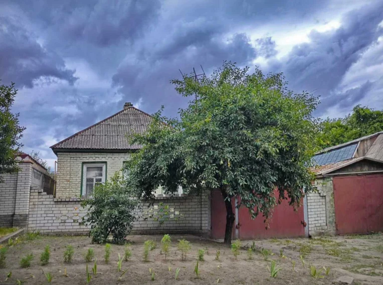 Продаж  будинку і земельної ділянки в районі *к-тр МИР*