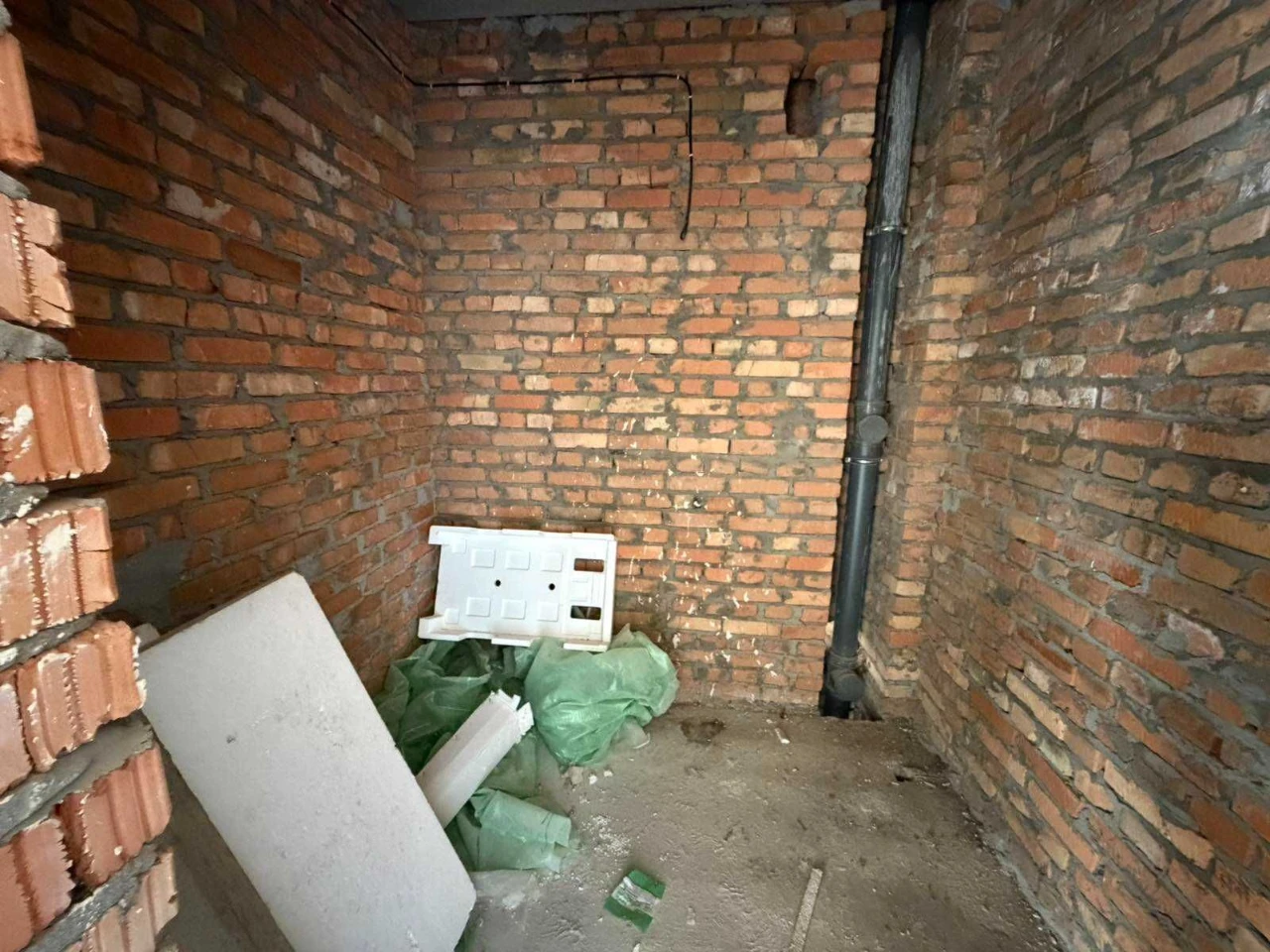 Ready for Renovation! 1-Bedroom Apartment in "European Quarter" Residential Complex