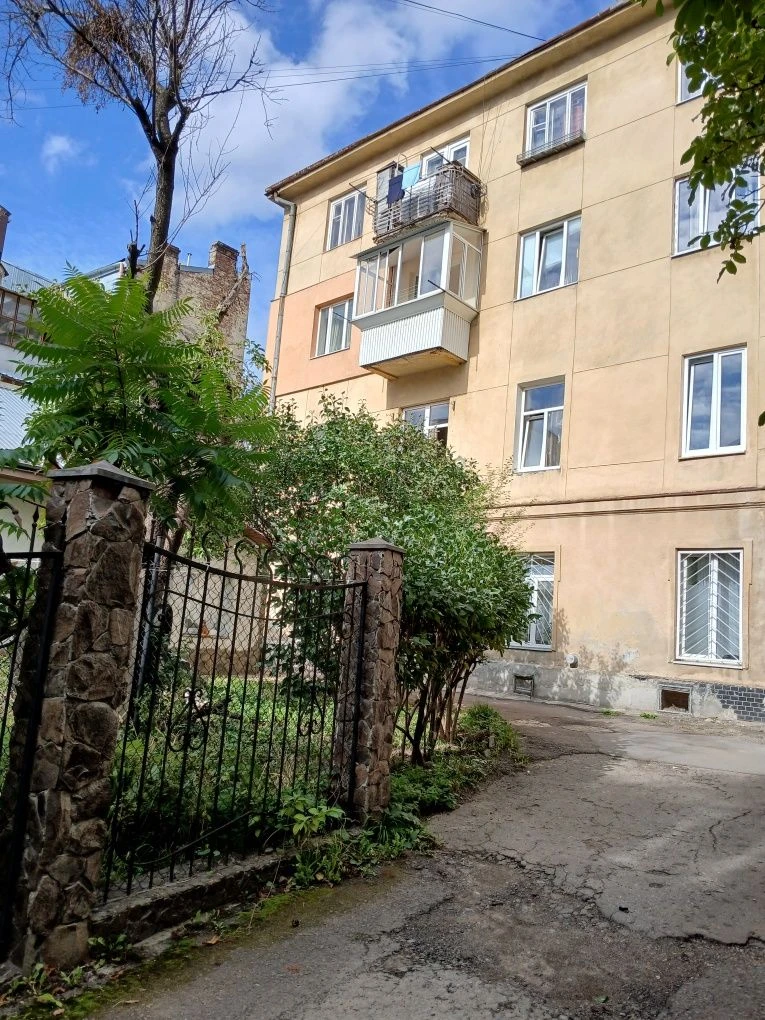 Center! Sale of a 2-room apartment at the beginning of Lychakivska Street.