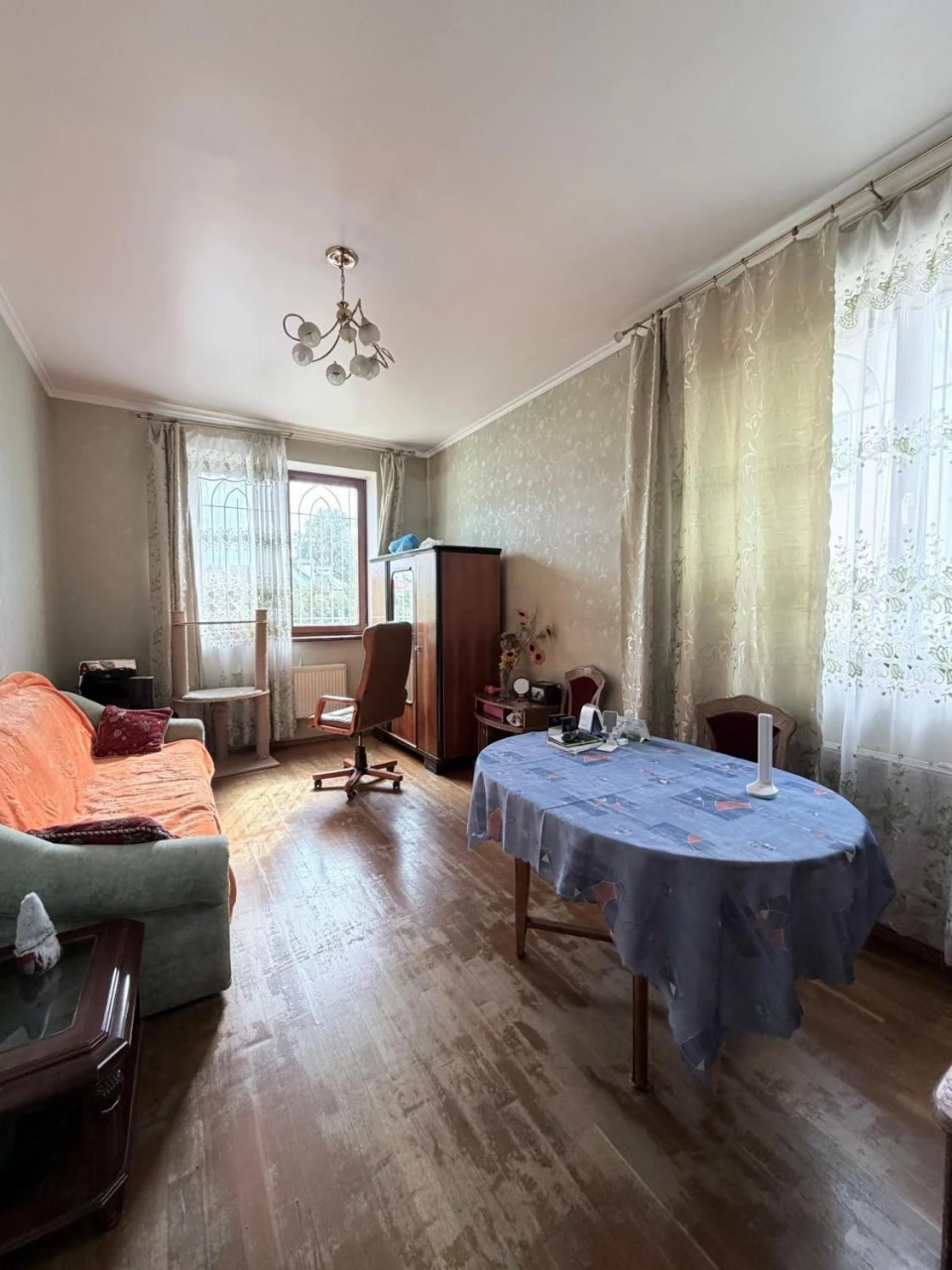 Продается двухэтажный дом по адресу: улица Чубаевская, 5,5 соток.