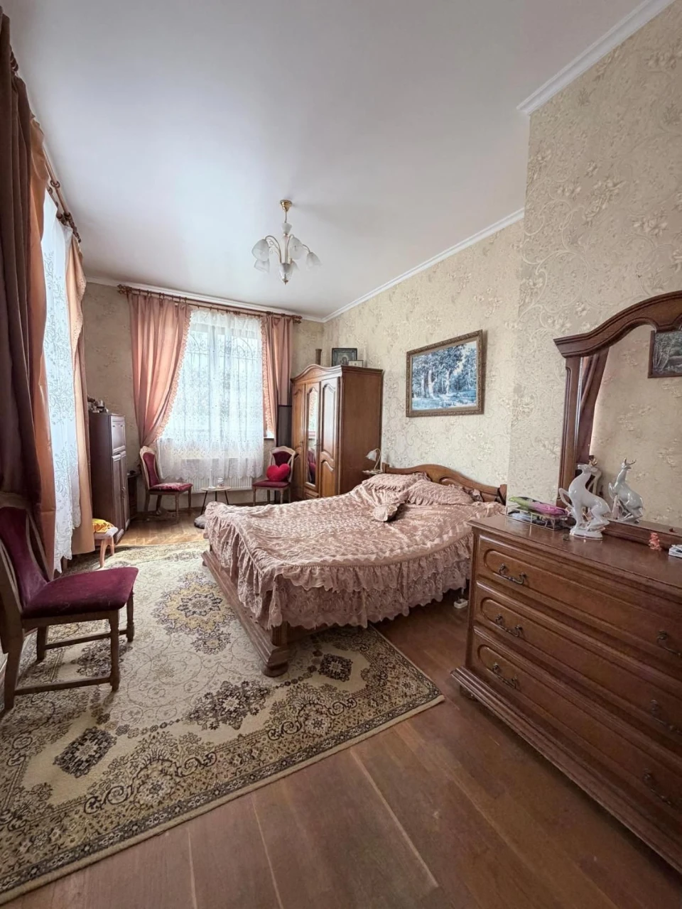 Продается двухэтажный дом по адресу: улица Чубаевская, 5,5 соток.