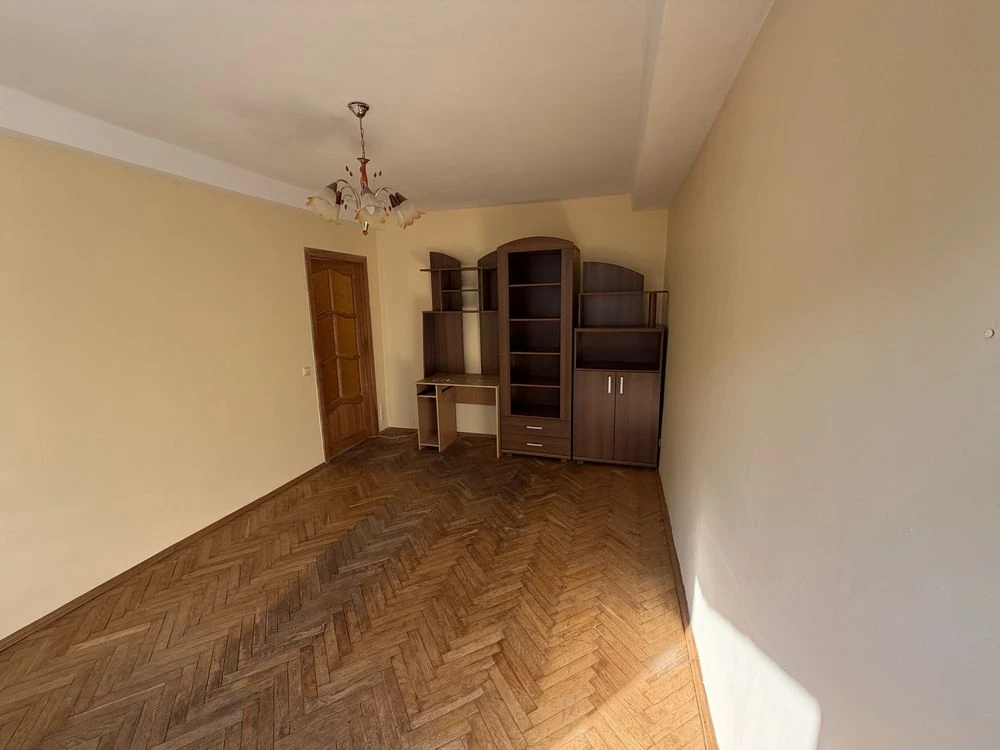 1 room apartment on Bohdana Hmelnytskyi Street, 88/92, on the 5th floor of a 9-story building.
