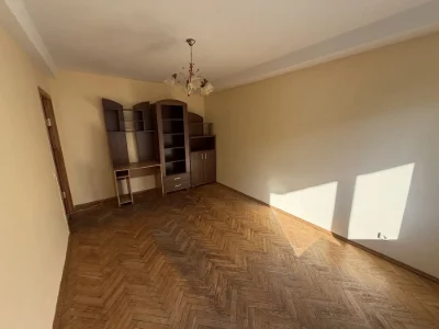 1 room apartment on Bohdana Hmelnytskyi Street, 88/92, on the 5th floor of a 9-story building.