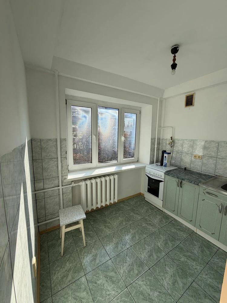 1 room apartment on Bohdana Hmelnytskyi Street, 88/92, on the 5th floor of a 9-story building.