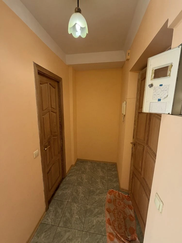 1 room apartment on Bohdana Hmelnytskyi Street, 88/92, on the 5th floor of a 9-story building.