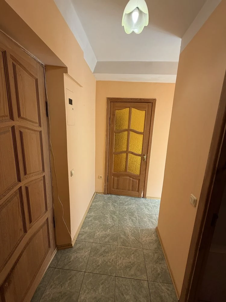 1 room apartment on Bohdana Hmelnytskyi Street, 88/92, on the 5th floor of a 9-story building.