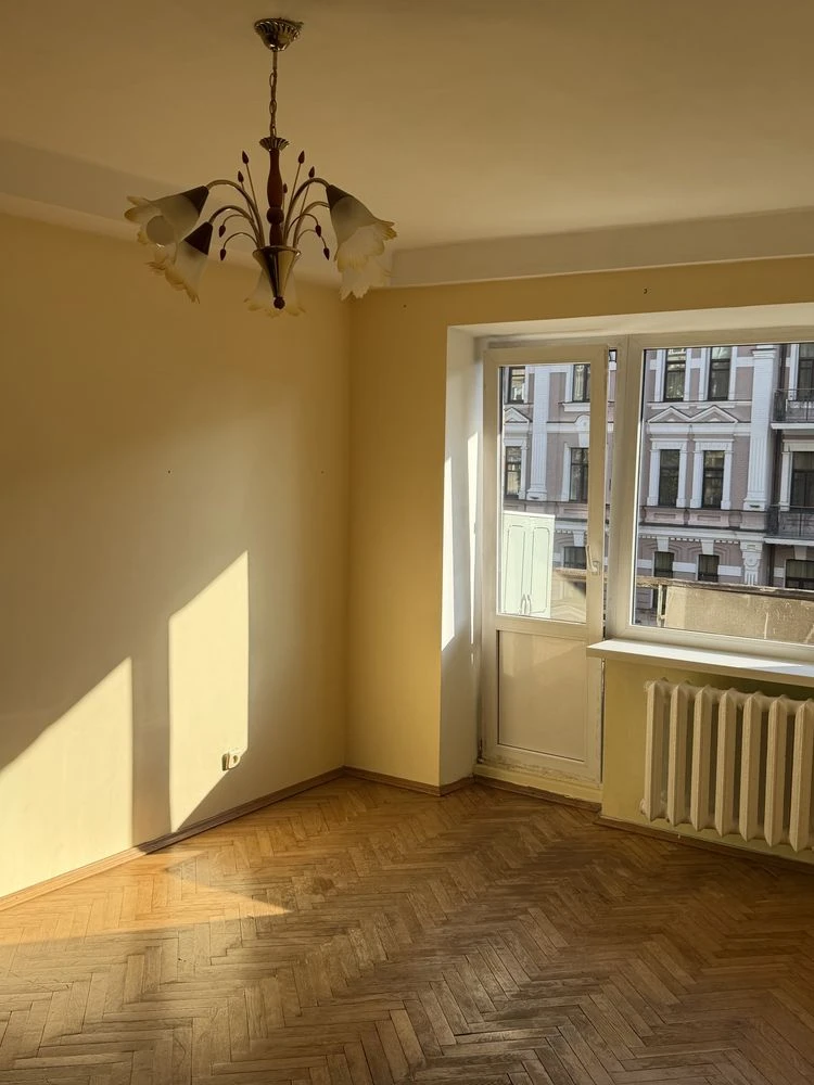 1 room apartment on Bohdana Hmelnytskyi Street, 88/92, on the 5th floor of a 9-story building.