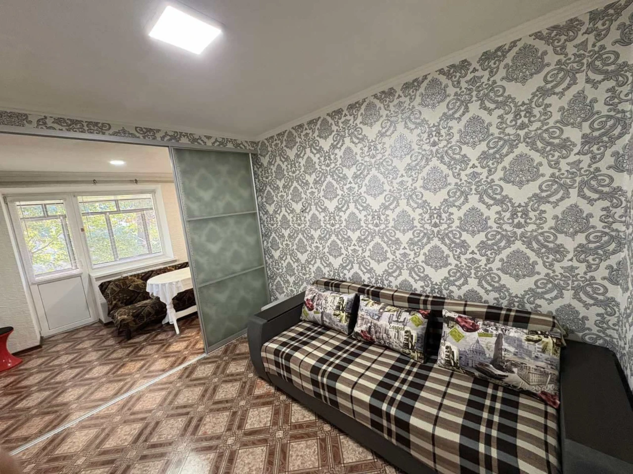 2-room apartment with autonomous gas heating, left bank