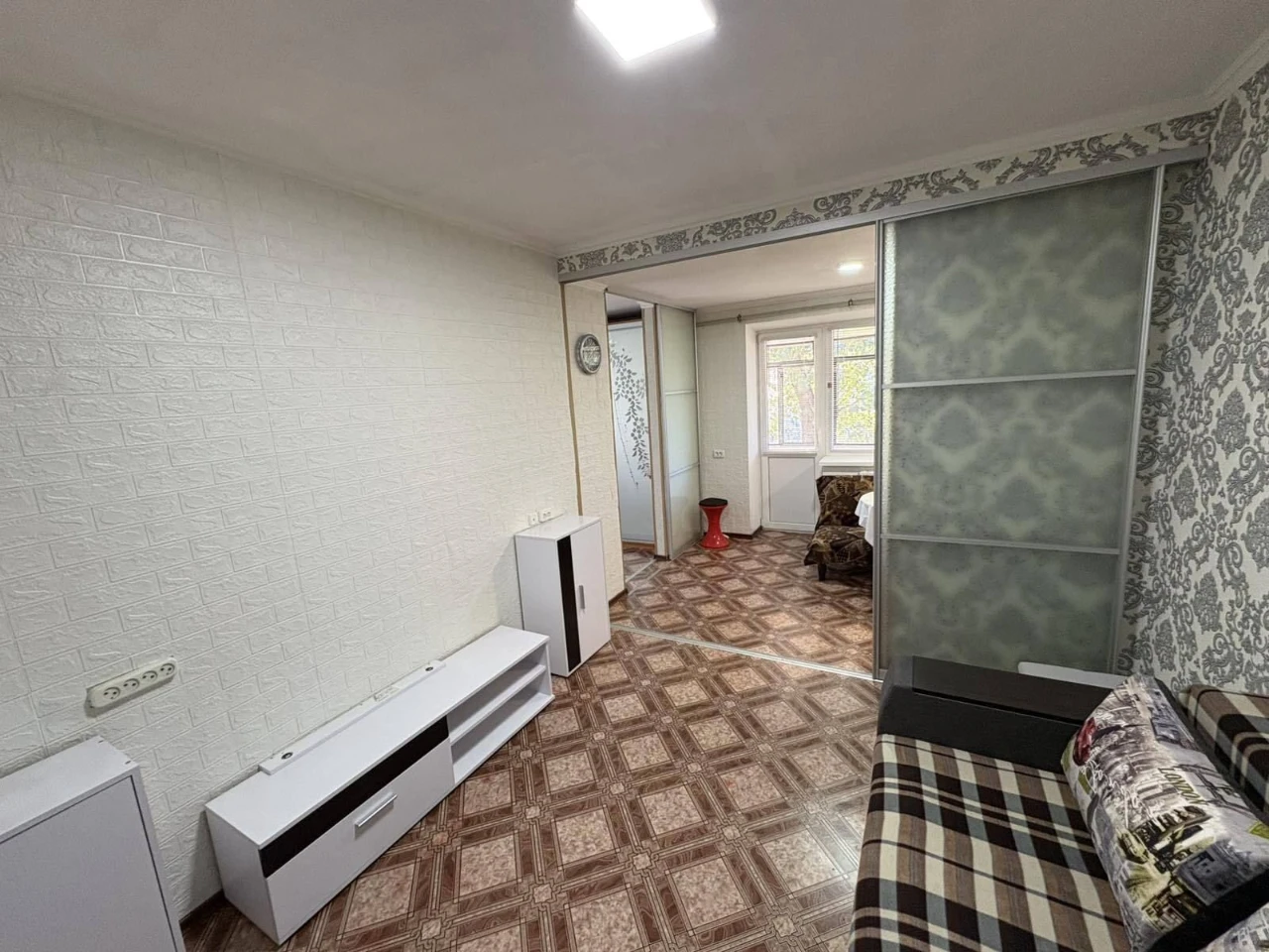 2-room apartment with autonomous gas heating, left bank