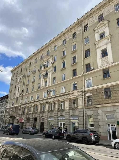 For Sale: Central 3-room Apartment – Stalinka – Poltavsky Shlyak