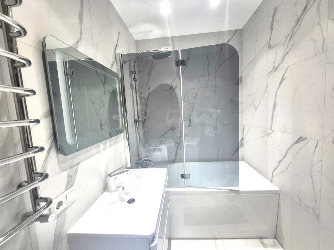 Modern apartment with renovation in a house near the lake. "HYDROPARK